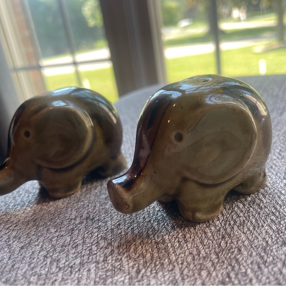 Vintage Ceramic Elephant salt and pepper shackers Figurines